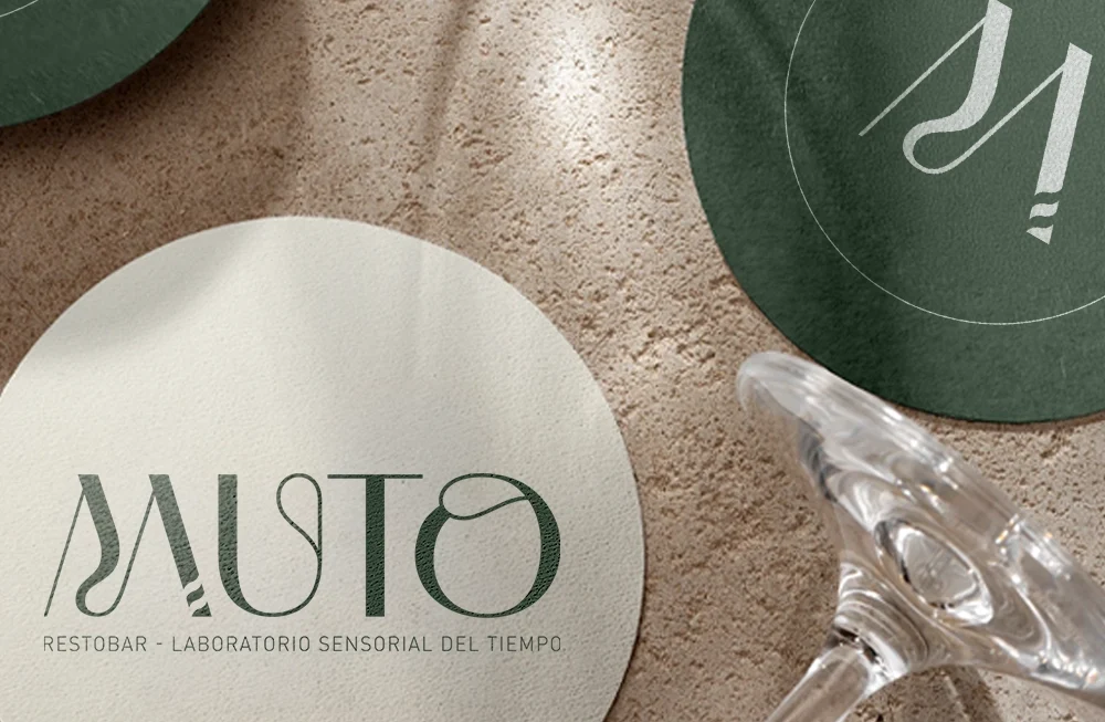 Proyecto de branding con la marca Muto, resto-bar con barra de café de especialidad y coctelería de autor.