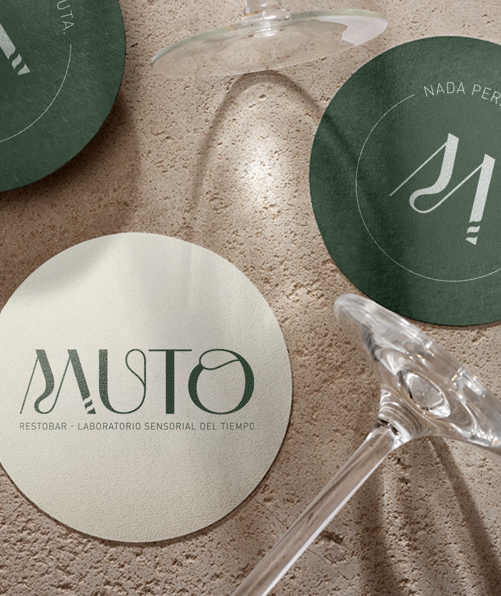 Proyecto de branding con la marca Muto, resto-bar con barra de café de especialidad y coctelería de autor.